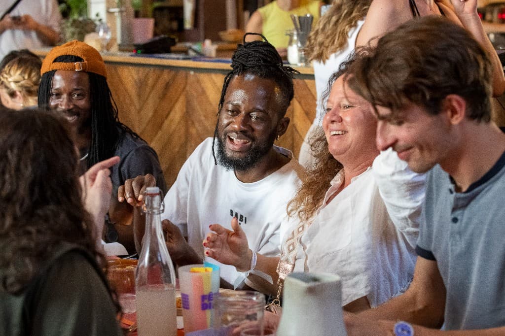 Jeunes en discussion lors d'un événement Coexister